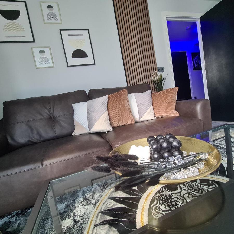 Luxury 9Ine Penthouse With Garden & Jacuzzi Apartment Birmingham Bagian luar foto